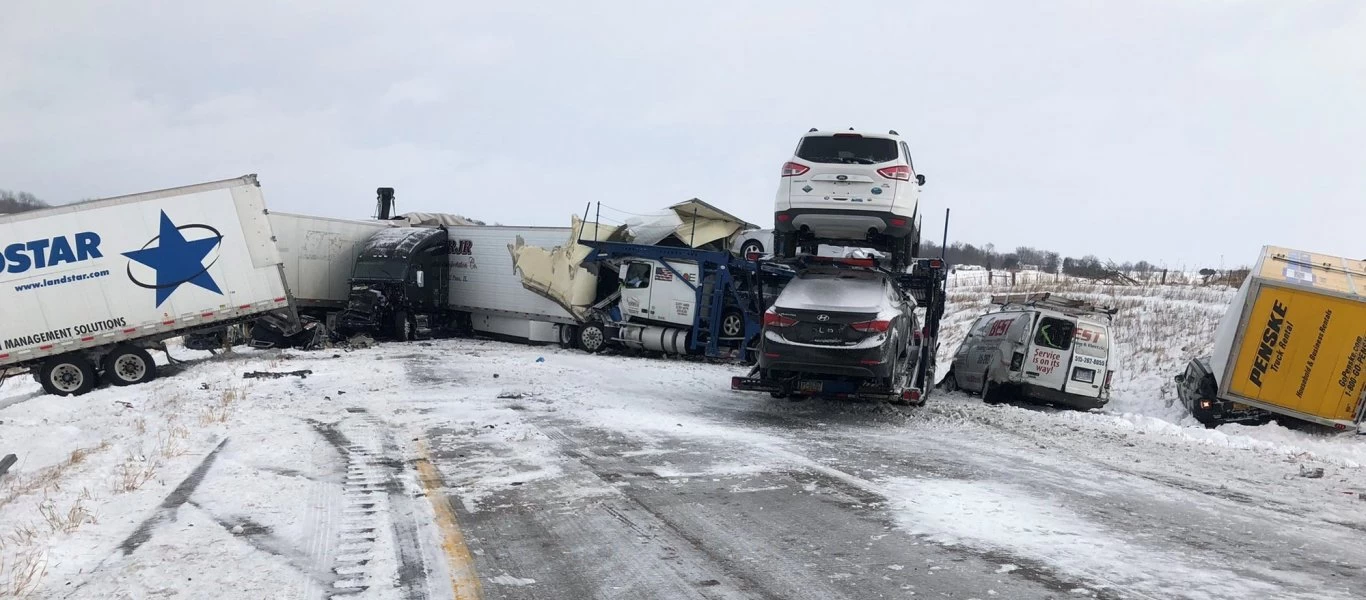 Τεράστια καραμπόλα 40 αυτοκινήτων σε χιονισμένο δρόμο - Αρκετοί τραυματίες (φωτό)